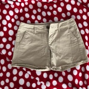 Women’s American Eagle MIDI khaki shorts.